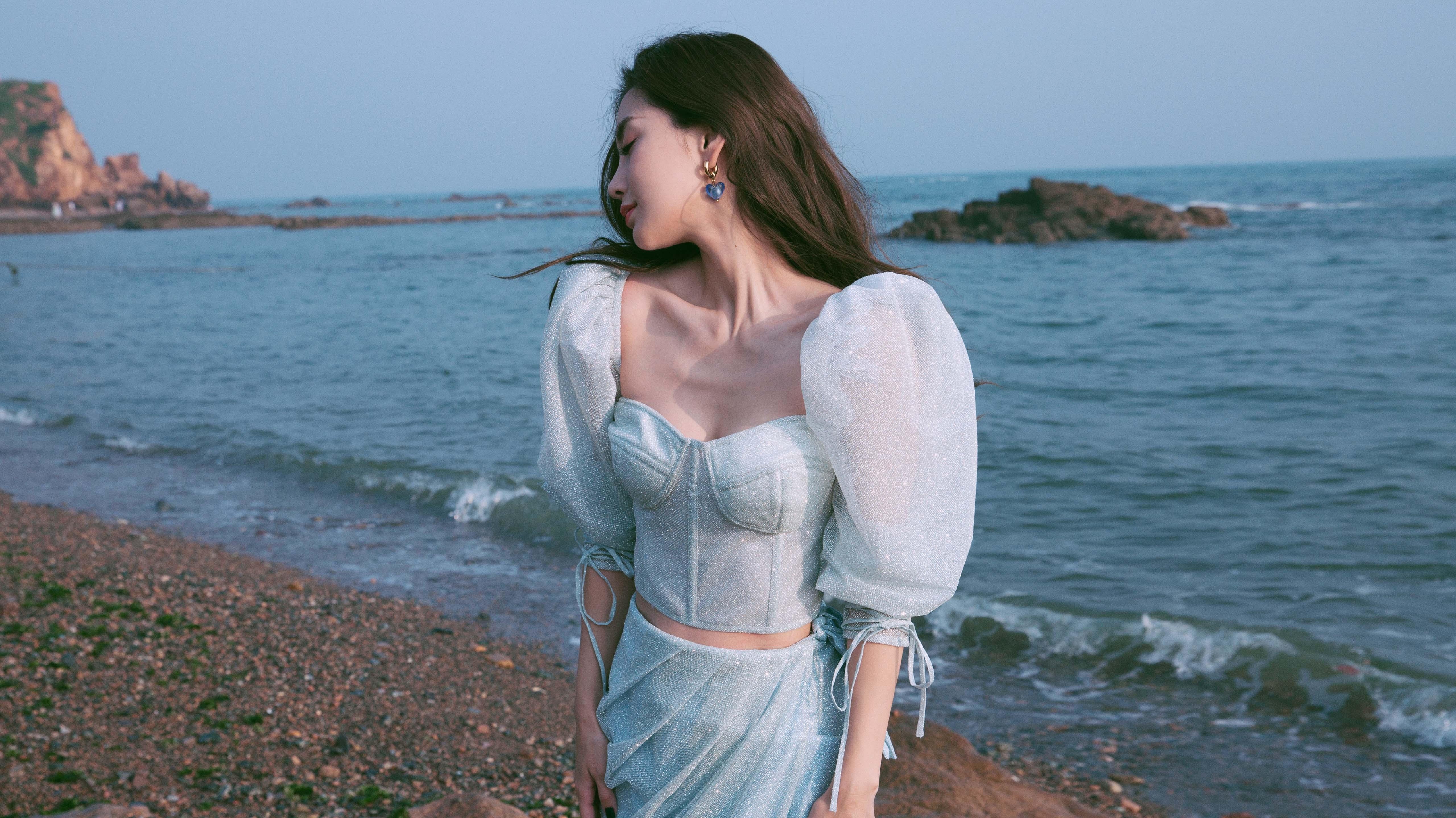 “荒漠流星：沙丘上的极速追逐”，沙漠流沙